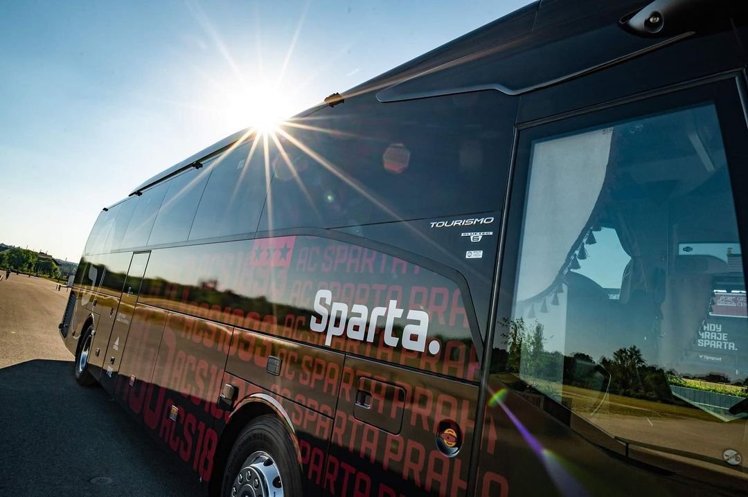 ? Ve středu ráno vyjíždí klubový autobus na slovensko-ukrajinské hranice. Tam vyzvedne malé fotbalisty klubu @fcminaj_junior a jejich rodinné příslušníky. Do bezpečí tak pomůžeme dopravit 43 lidí. #acsparta